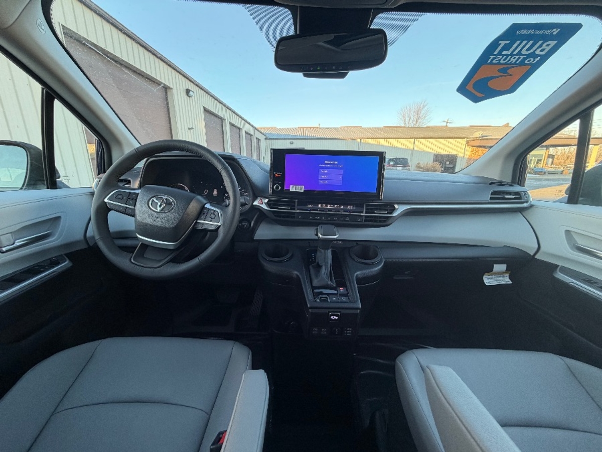 2025 TOYOTA SIENNA - Image 18
