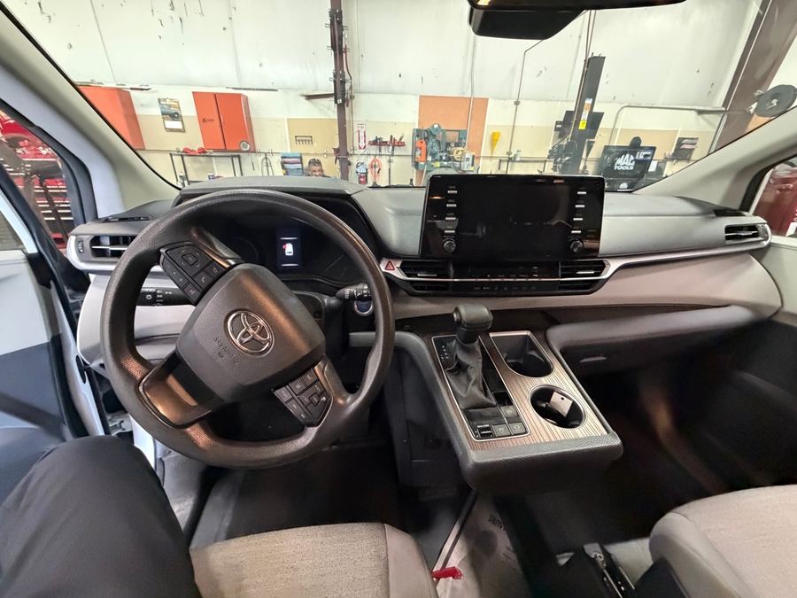 White Toyota Sienna image number 3