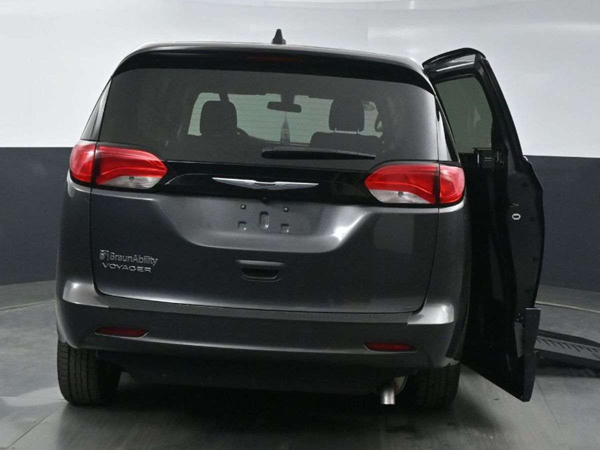 Grey Chrysler Voyager image number 5