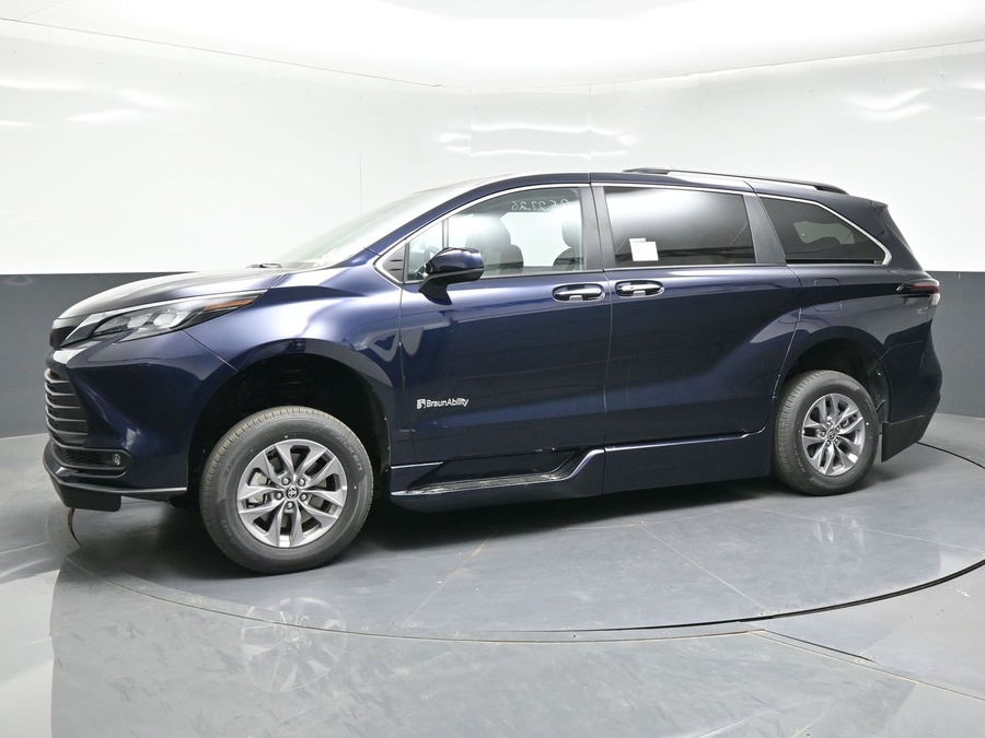 New 2026 Toyota Sienna Hybrid XLE Base - BraunAbility Side Entry Fold Out Automatic Ramp