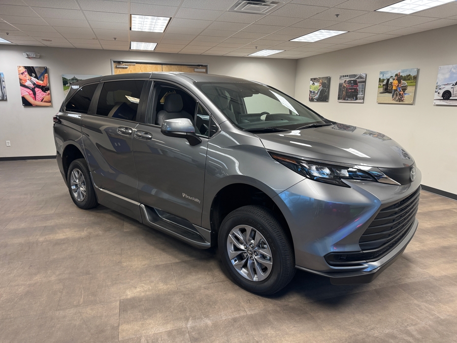 Used 2026 Toyota Sienna Hybrid LE - BraunAbility Side Entry Fold Out Automatic Ramp