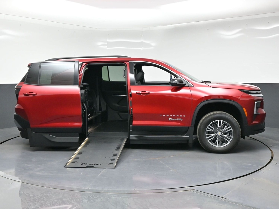 New 2026 Chevrolet Traverse 1LT - BraunAbility Side Entry In Floor Automatic Ramp