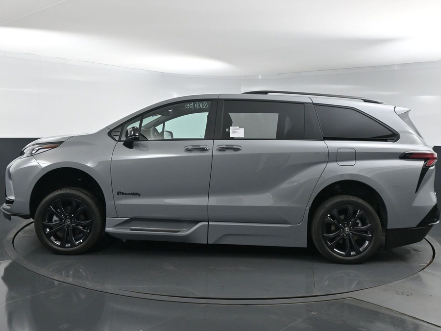 New 2025 Toyota Sienna Hybrid XSE - BraunAbility Side Entry Entry Fold Out Automatic Ramp