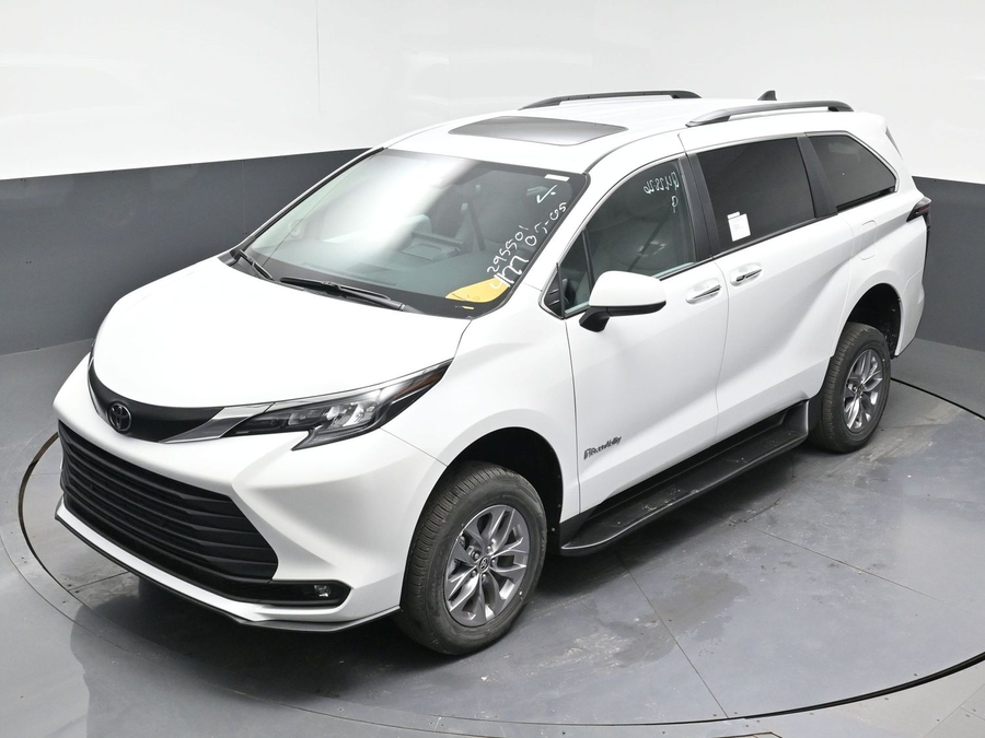 New 2026 Toyota Sienna Hybrid XLE Add - BraunAbility Commercial Rear Entry Entry Fold Out Manual Ramp