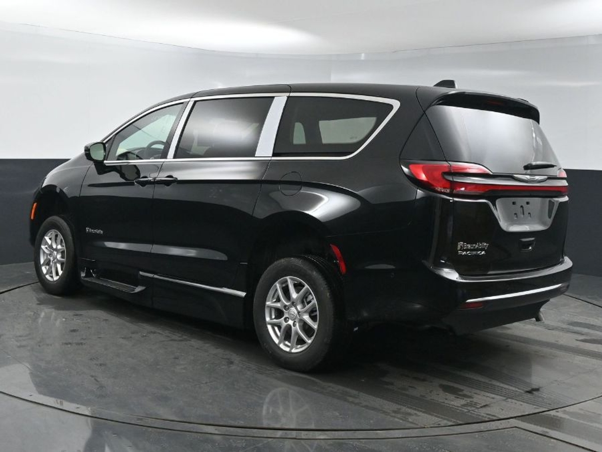 Black Chrysler Pacifica image number 4