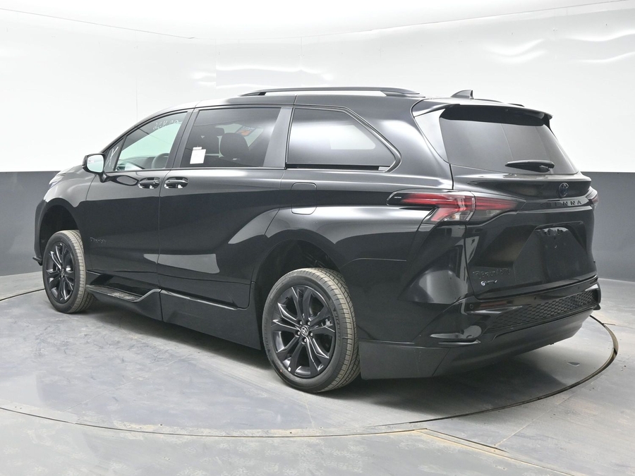 Black Toyota Sienna image number 1