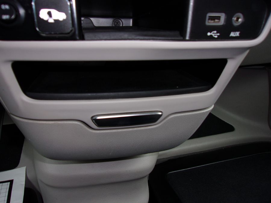 White Chrysler Pacifica image number 7