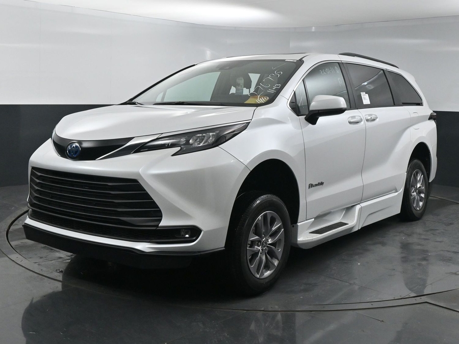 New 2025 Toyota Sienna Hybrid XLE Plus - BraunAbility Side Entry Entry In Floor Automatic Ramp