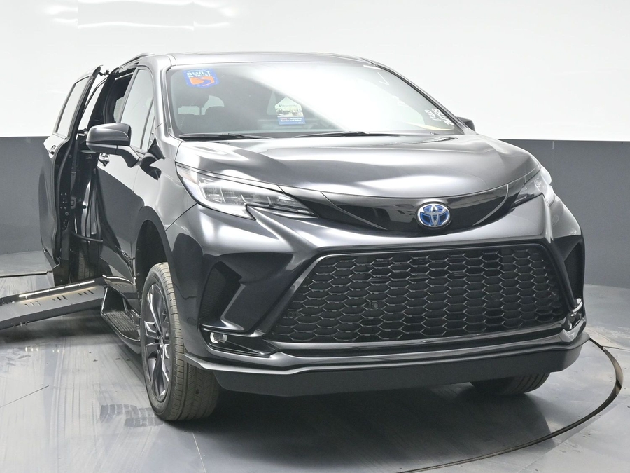 New 2025 Toyota Sienna Hybrid XSE Sport - BraunAbility Side Entry Entry Fold Out Automatic Ramp