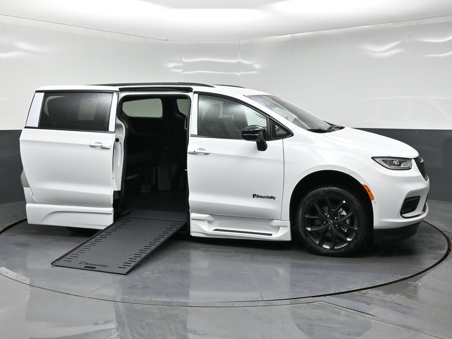 White Chrysler Pacifica image number 7