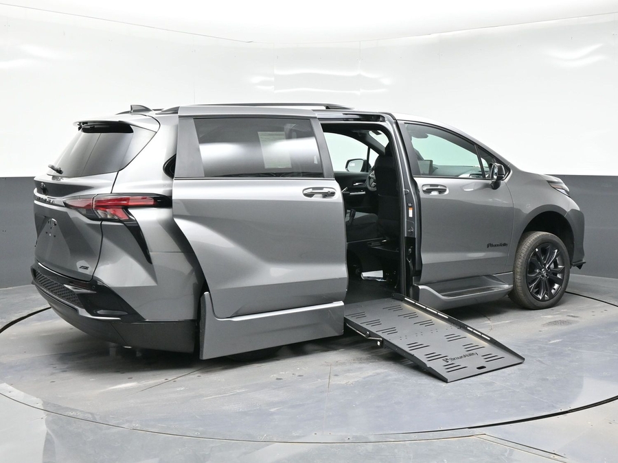 New 2026 Toyota Sienna Hybrid XSE Sport - BraunAbility Side Entry Entry Fold Out Automatic Ramp