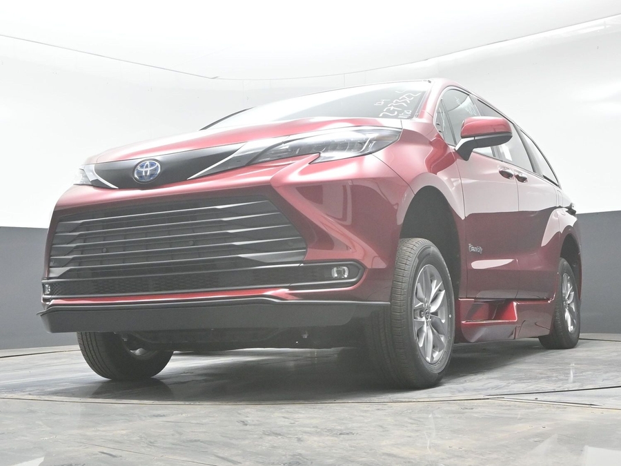 New 2025 Toyota Sienna Hybrid XLE Plus - BraunAbility Side Entry Entry In Floor Automatic Ramp