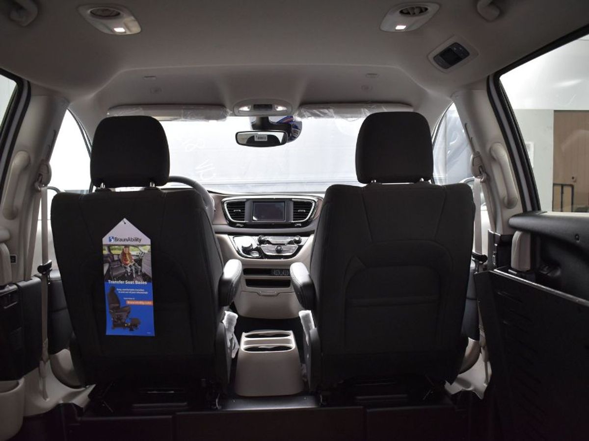 White Chrysler Voyager image number 19