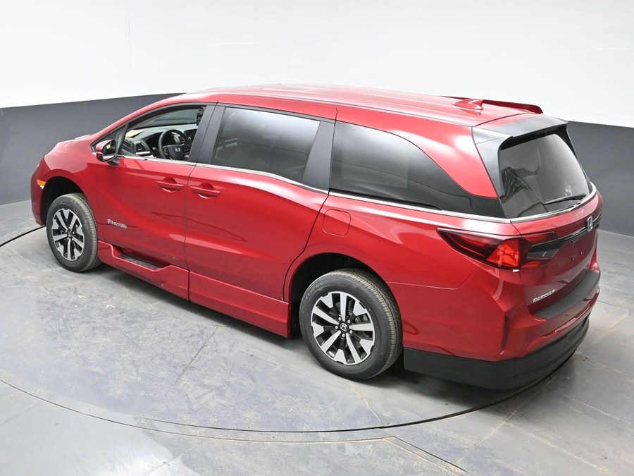 Red Honda Odyssey image number 24