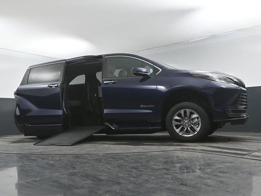 New 2025 Toyota Sienna Hybrid XLE Plus - BraunAbility Side Entry Entry In Floor Automatic Ramp