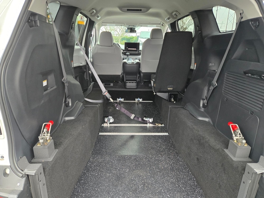 New 2026 Toyota Sienna Hybrid LE w swivel 2nd row - Vantage Mobility Rear Entry Entry Fold Out Manual Ramp