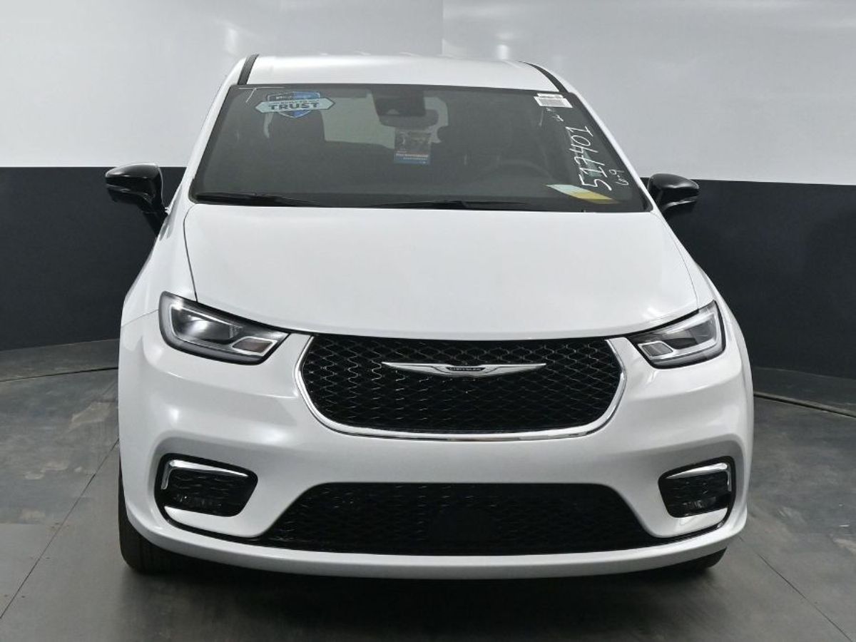 White Chrysler Pacifica image number 15