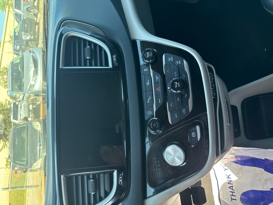 White Chrysler Pacifica image number 1