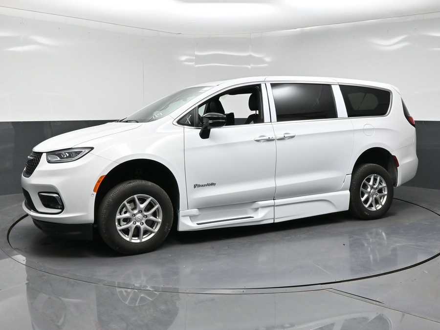 New 2026 Chrysler Pacifica Select Plus - BraunAbility Side Entry In Floor Automatic Ramp