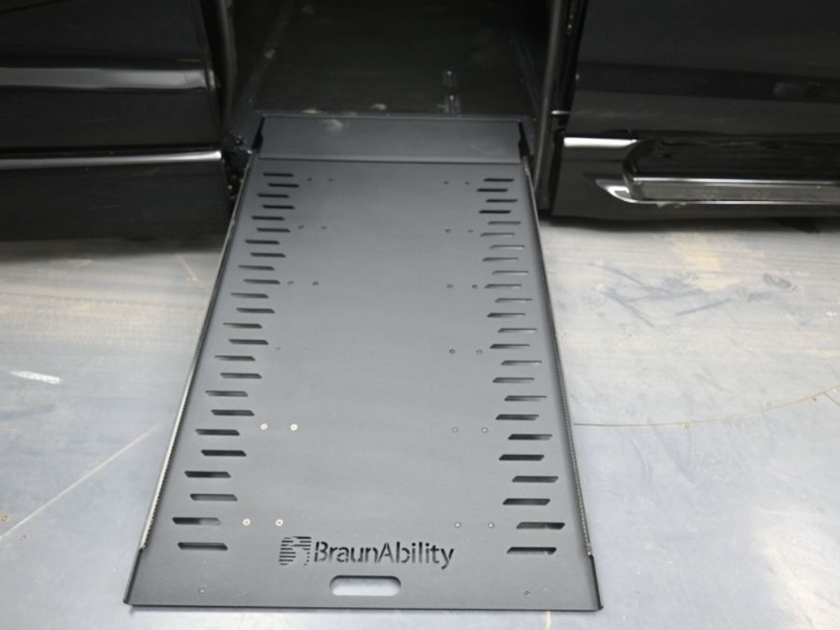 Black Chrysler Pacifica image number 15