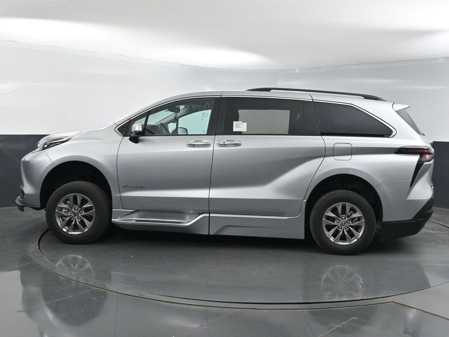 New 2025 Toyota Sienna Hybrid XLE Plus - BraunAbility Side Entry Entry Fold Out Automatic Ramp