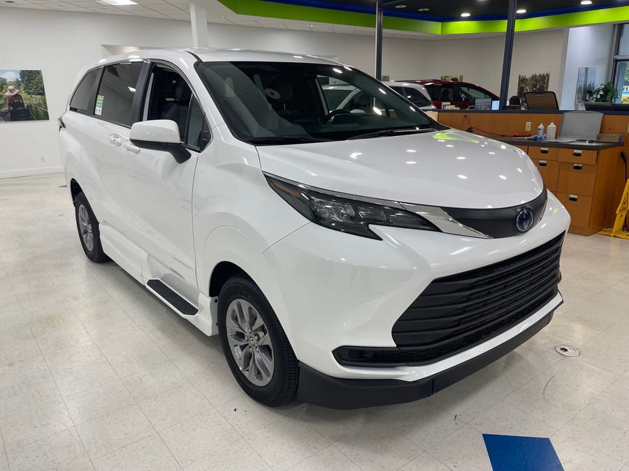 White Toyota Sienna image number 2