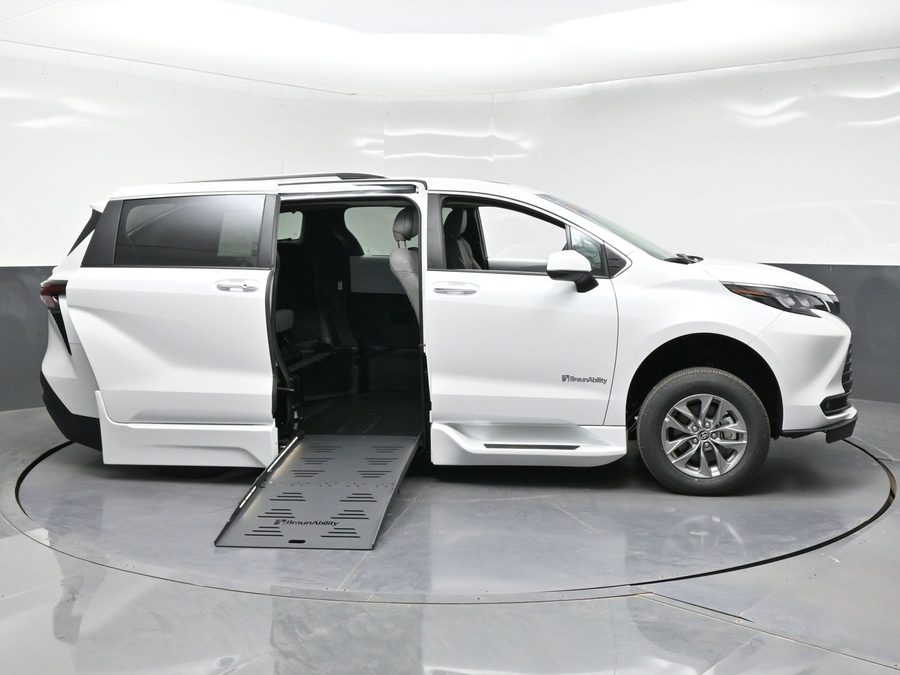 New 2026 Toyota Sienna Hybrid XLE Base - BraunAbility Side Entry Entry Fold Out Automatic Ramp