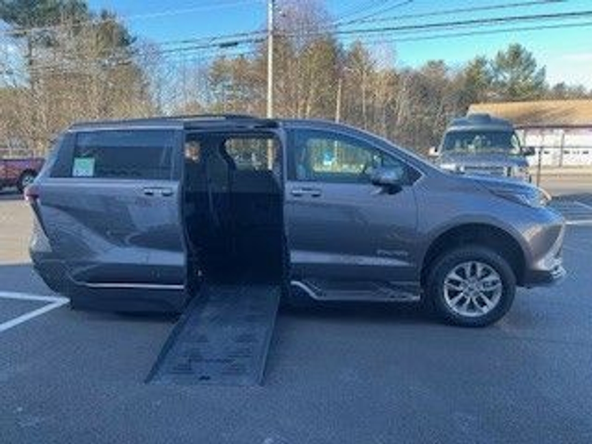 2022 TOYOTA SIENNA - Image 2