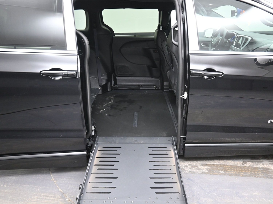 Black Chrysler Pacifica image number 11