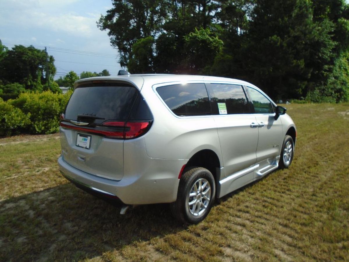 Silver Chrysler Pacifica image number 25