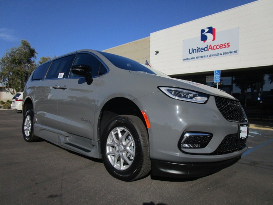 New 2025 Chrysler Pacifica Select Safety - BraunAbility Side Entry Entry Fold Out Automatic Ramp