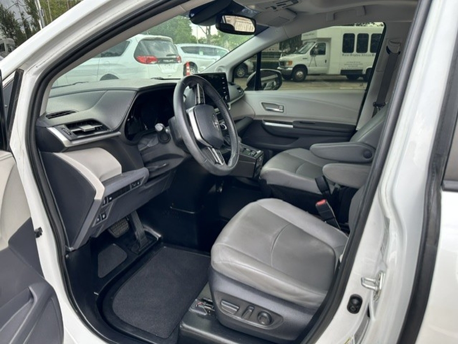 2022 Toyota Sienna XLE - Photo 7