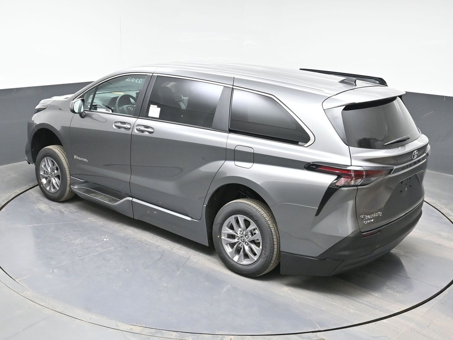 New 2026 Toyota Sienna Hybrid LE - BraunAbility Side Entry Fold Out Automatic Ramp