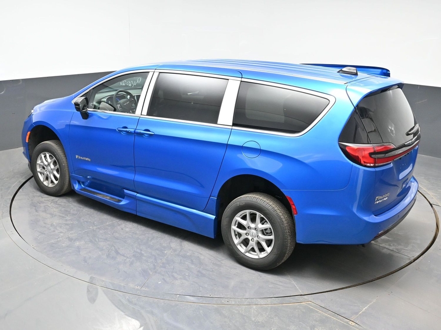 Blue Chrysler Pacifica image number 21