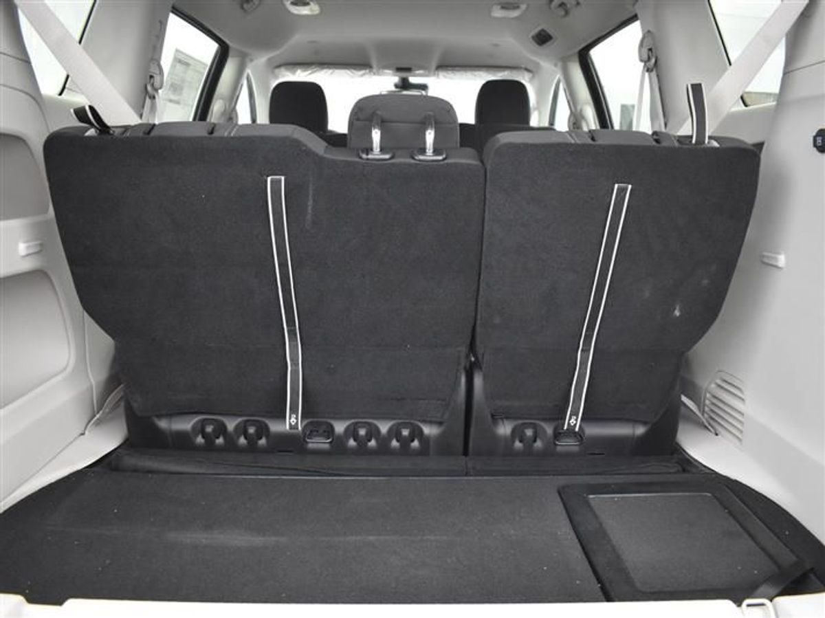 Black Chrysler Voyager image number 18