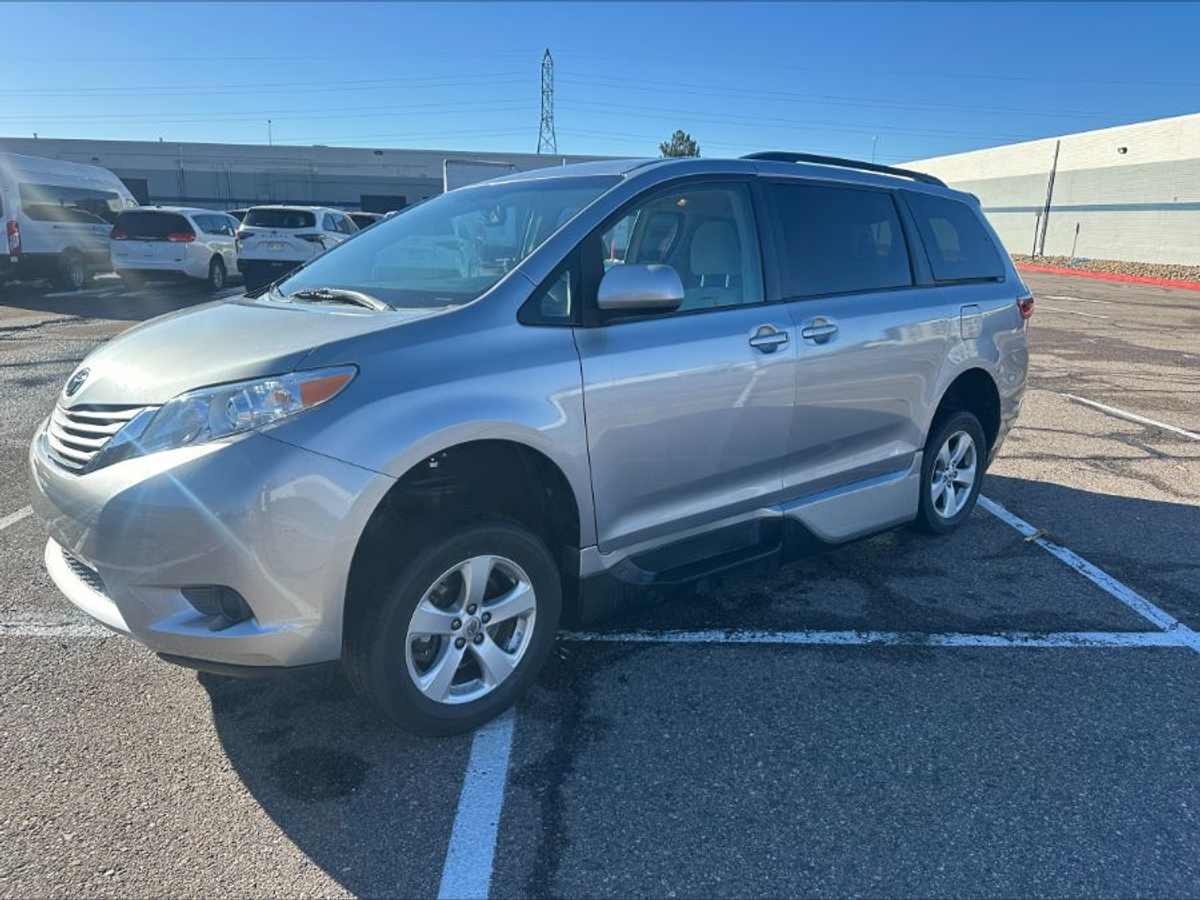 Silver Toyota Sienna image number 14