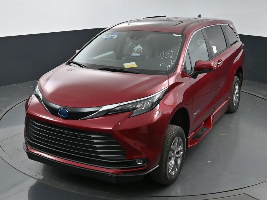 New 2025 Toyota Sienna Hybrid XLE Base - BraunAbility Side Entry Entry Fold Out Automatic Ramp