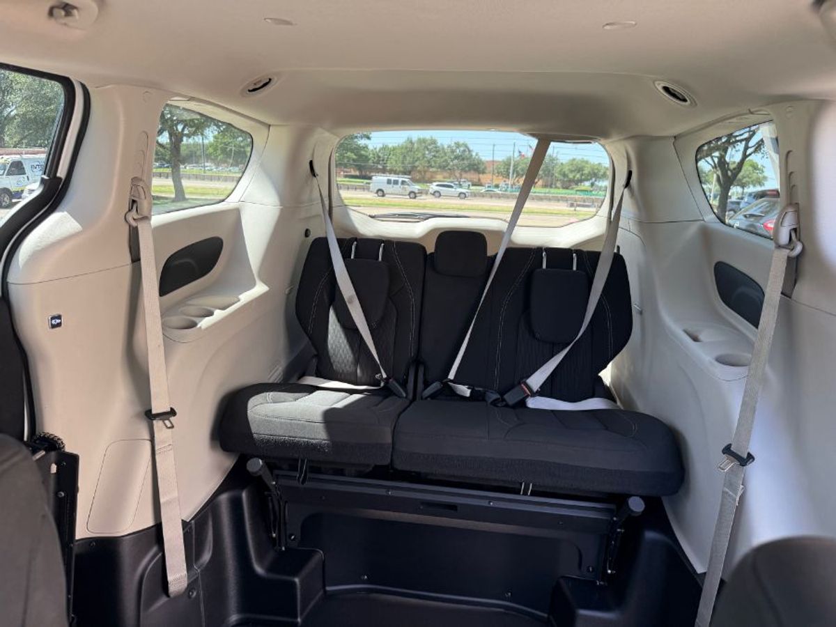 White Chrysler Voyager image number 13