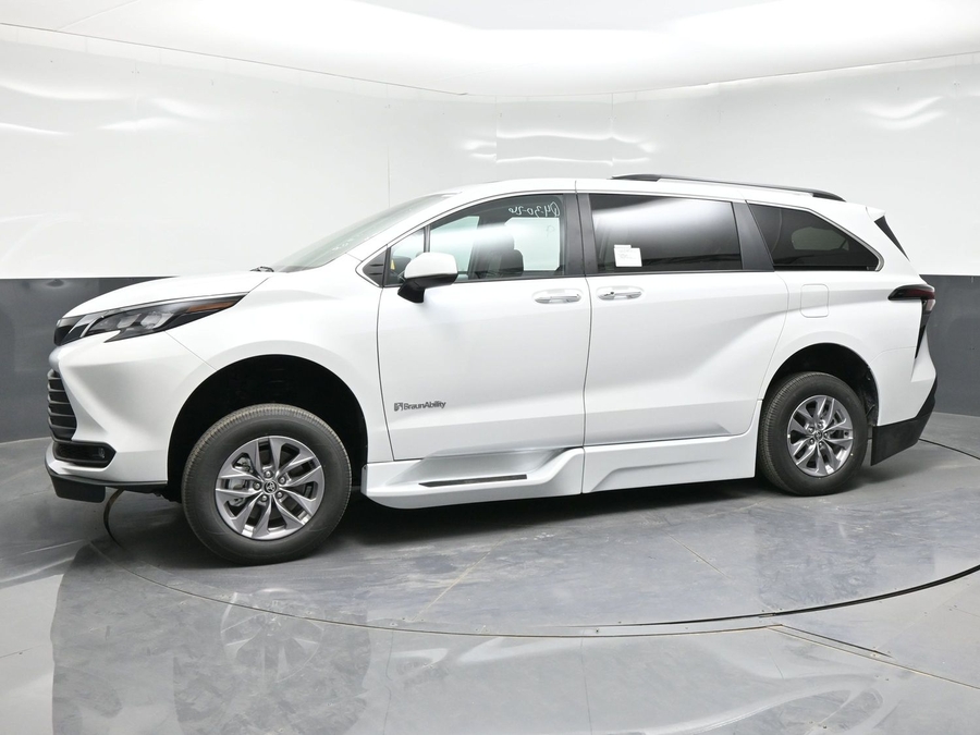 White Toyota Sienna image number 2