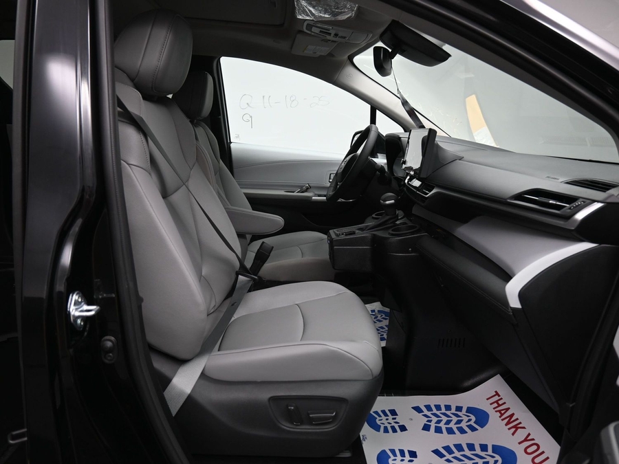 New 2025 Toyota Sienna Hybrid XLE Base - BraunAbility Side Entry Entry Fold Out Automatic Ramp