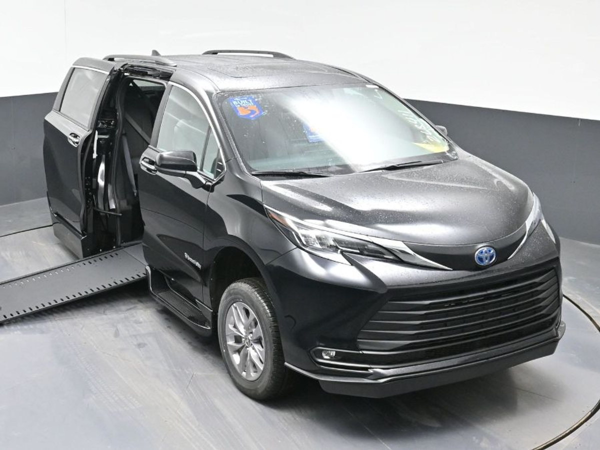 Black Toyota Sienna image number 7