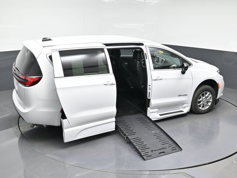 White Chrysler Pacifica image number 22