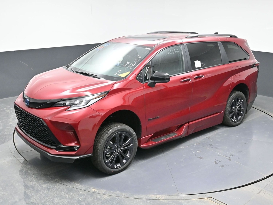 New 2025 Toyota Sienna Hybrid XSE Sport - BraunAbility Side Entry Entry Fold Out Automatic Ramp