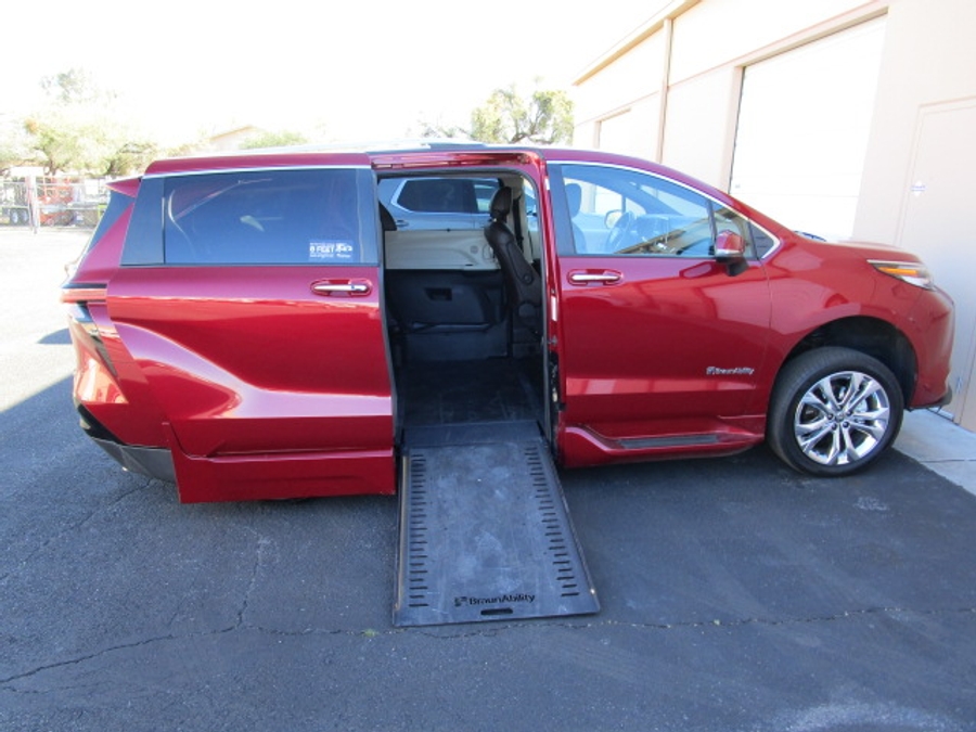 Used 2022 Toyota Sienna Hybrid Platinum - BraunAbility Side Entry Entry In Floor Automatic Ramp
