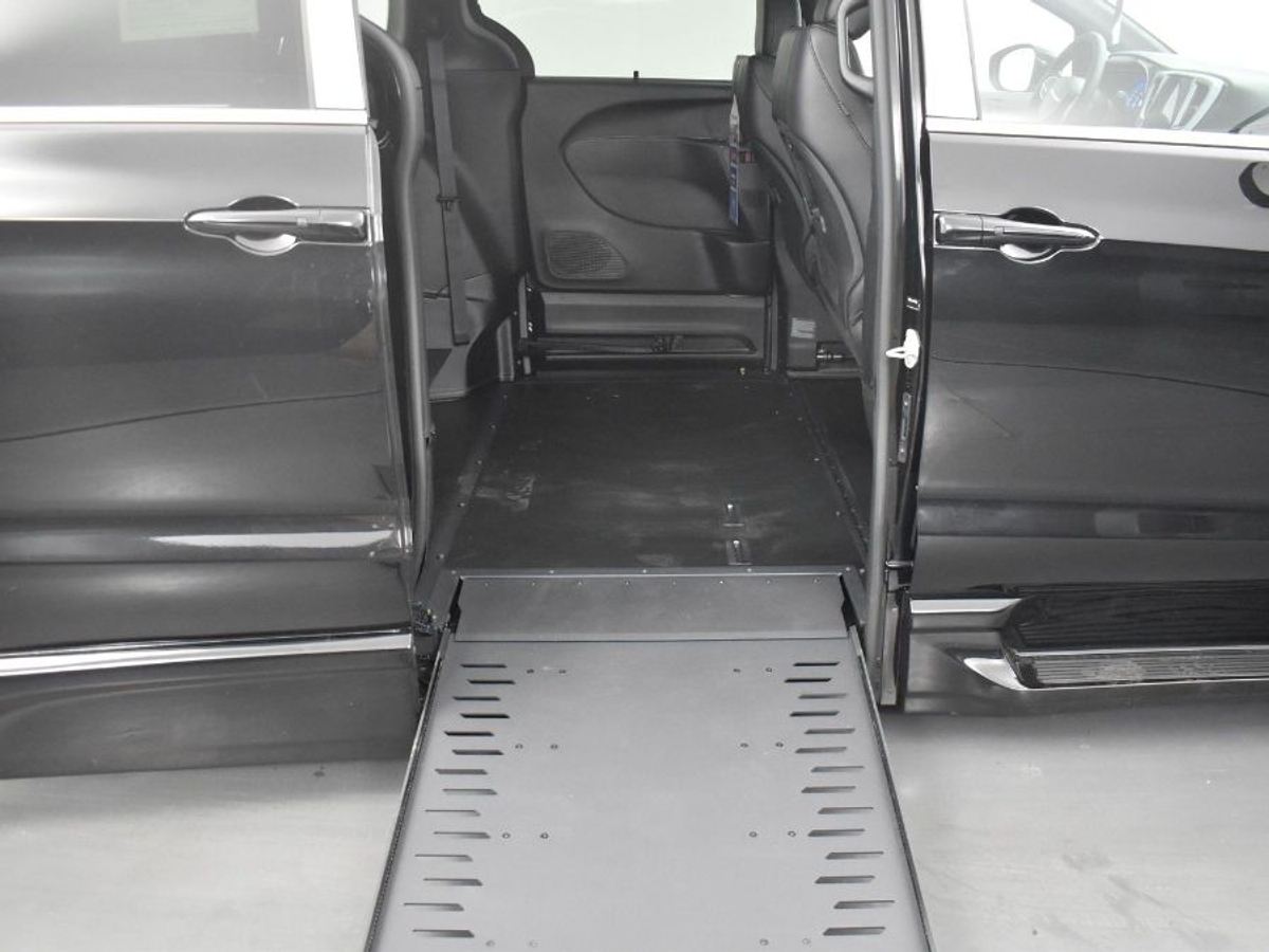 Black Chrysler Pacifica image number 11