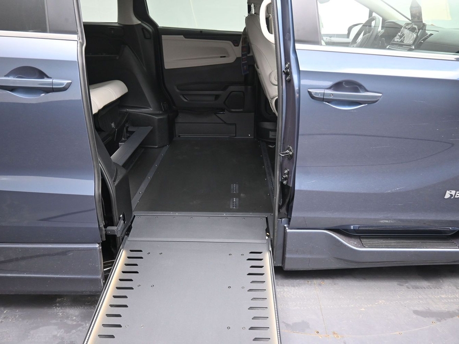 Blue Honda Odyssey image number 10