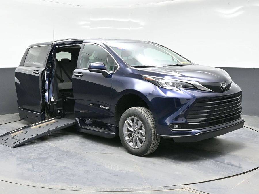 New 2026 Toyota Sienna Hybrid XLE Base - BraunAbility Side Entry Entry Fold Out Automatic Ramp