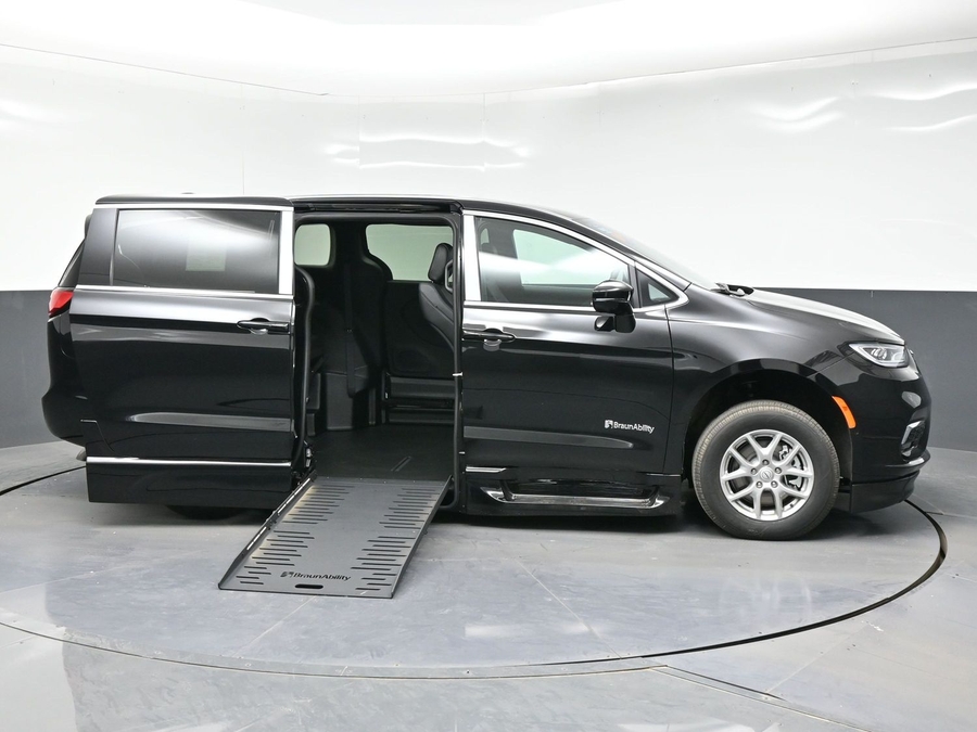 Black Chrysler Pacifica image number 3
