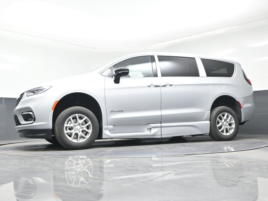 Silver Chrysler Pacifica image number 16