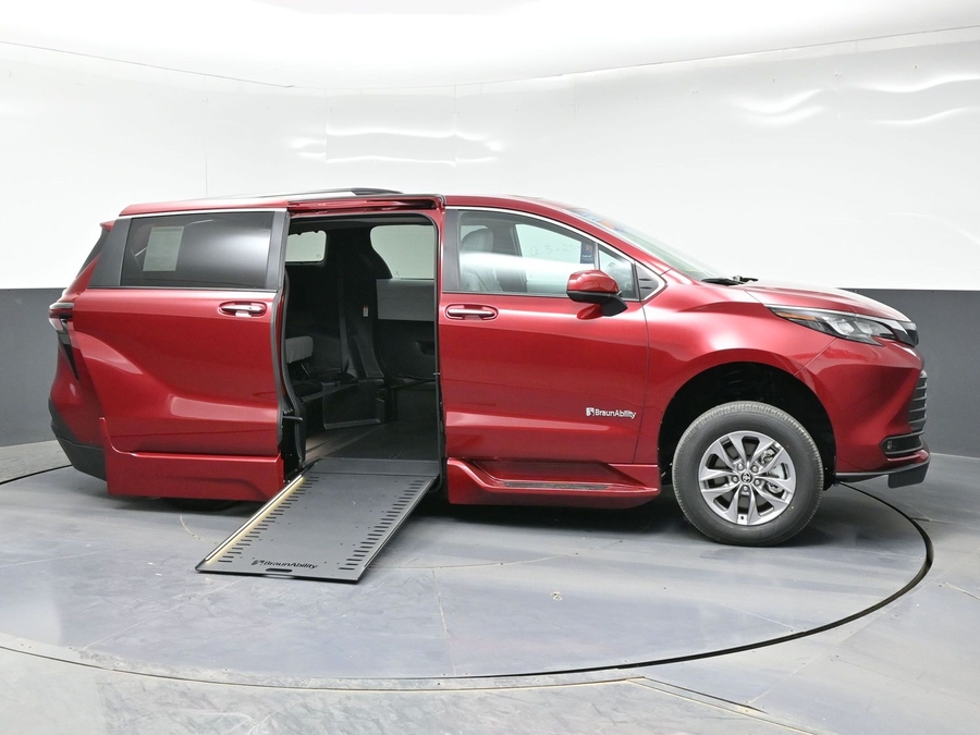 New 2026 Toyota Sienna Hybrid XLE Base - BraunAbility Side Entry In Floor Automatic Ramp